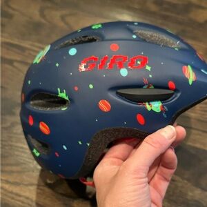 Giro Kids Helmet with MIPS protection - Navy with Red and Green Patterns